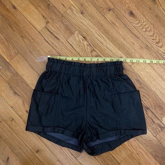 Wilfred Aritzia Faux Leather shorts - Picture 4 of 5